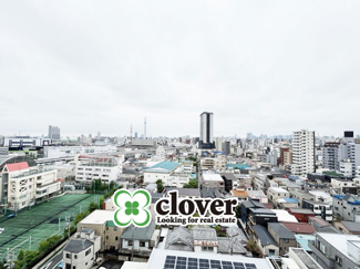【展望】 | 眼前に広がる空の雄大さと、このお部屋の自慢の一つである「眺望」をご覧ください。毎日、この景色を独り占めできる新生活に夢が広がります。～即日のご見学可能～　お問合せはお気軽にどうぞ。