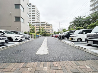 【駐車場】 | マンションの駐車場スペース。空きの有無や駐車料金、サイズ規定などについては、改めてお問い合わせください。～即日のご見学可能～　お問合せはお気軽にどうぞ。