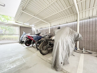 【駐車場】 | バイク置き場。空き区画の有無や駐輪料金、サイズおよび排気量規定などについては、改めてお問い合わせください。～即日のご見学可能～　お問合せはお気軽にどうぞ。