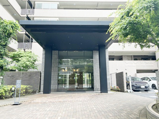 【エントランス】 | オートロックを備えた、マンションのエントランス。やはりセキュリティの観点は欠かすことができません。皆様を“安全”に送り出し、出迎えてくれます。～即日のご見学可能～　お問合せはお気軽にどうぞ。