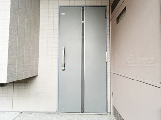【その他共用部分】 | ダブルロック式の玄関ドアが皆様をお出迎え。お部屋のセキュリティの観点からも、うれしい設備ですね。玄関の色もシックで良い感じです。～即日のご見学可能～　お問合せはお気軽にどうぞ。