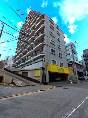 ニュー目黒フラワーマンションの外観|駅徒歩8分、柳通りに面する視認性良好な13階建マンション