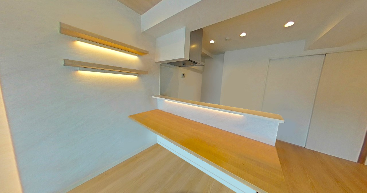 ニュー目黒フラワーマンションのキッチン|ウッドカウンター＆間接照明付リフォーム物件、白×ナチュラル、大変奇麗な室内