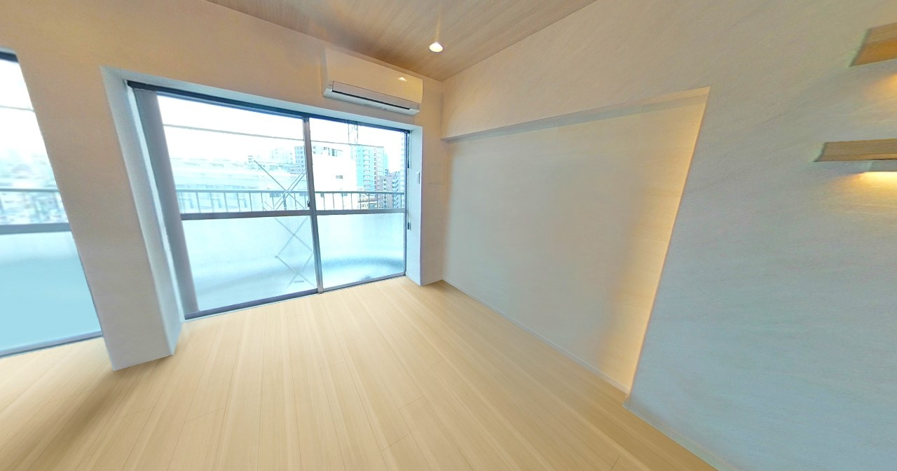 ニュー目黒フラワーマンションの居間・リビング|15.2帖のリビングには、造り付け棚2段と間接照明が施されており大変お洒落です