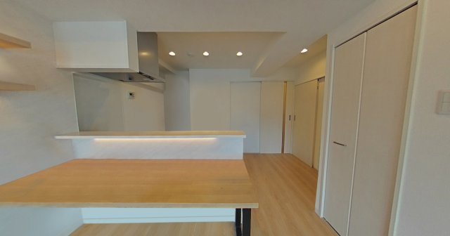 ニュー目黒フラワーマンションのキッチン|食洗器・浄水器あり、キッチンに繋がる大きなウッドカウンターが特徴です