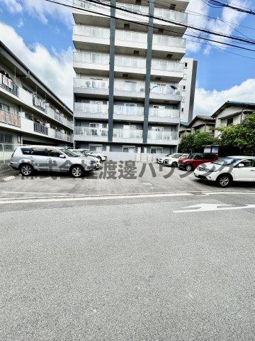リバレイン江坂の駐車場|平置き駐車場