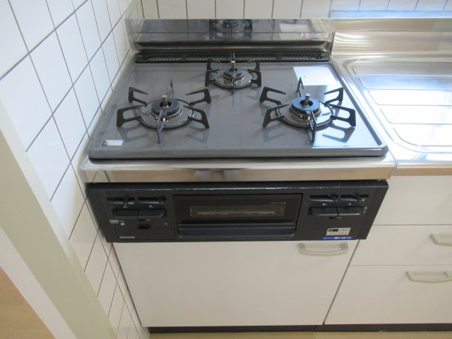 落合第３　２ＬＤＫのキッチン|住戸によっては３口ガスコンロが設置されています