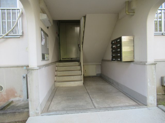 落合第３　２ＬＤＫのエントランス|ゆとりのあるエントランスです