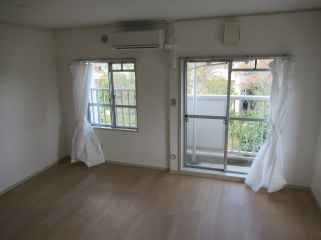 落合第３　２ＬＤＫの居間・リビング|こちらのリビングで趣味の時間をお楽しみください