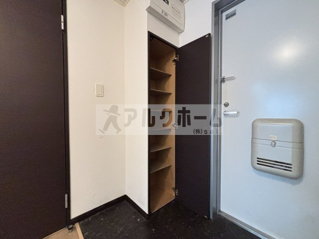 リバーサイド柏原2の玄関