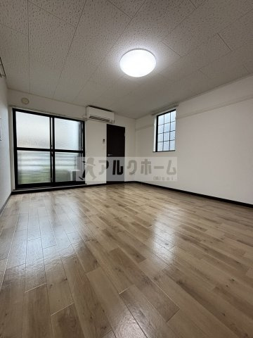 リバーサイド柏原2の洋室