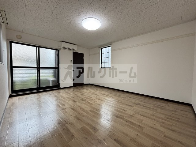 リバーサイド柏原2の洋室