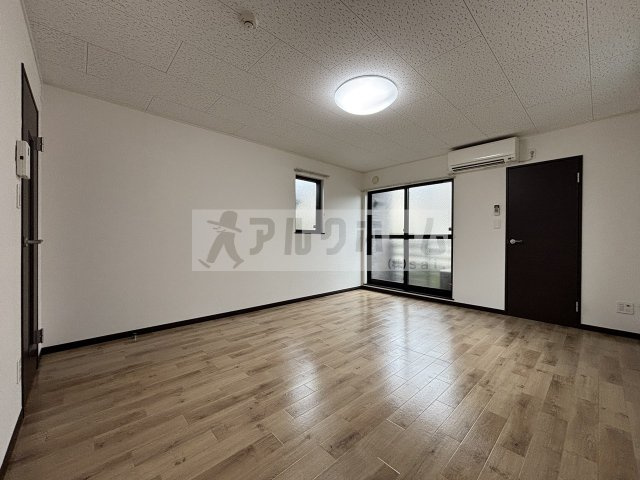 リバーサイド柏原2の洋室