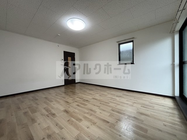 リバーサイド柏原2の洋室