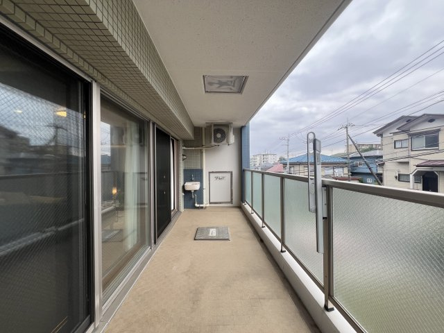 100㎡超のこれでもかっ！な広さある【グリーンコート藤が丘イクシーズ】のバルコニー|暖かな日差しのふりそそぐバルコニー