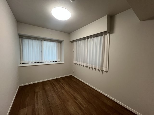 100㎡超のこれでもかっ！な広さある【グリーンコート藤が丘イクシーズ】の洋室|落ち着いた色調の洋室です