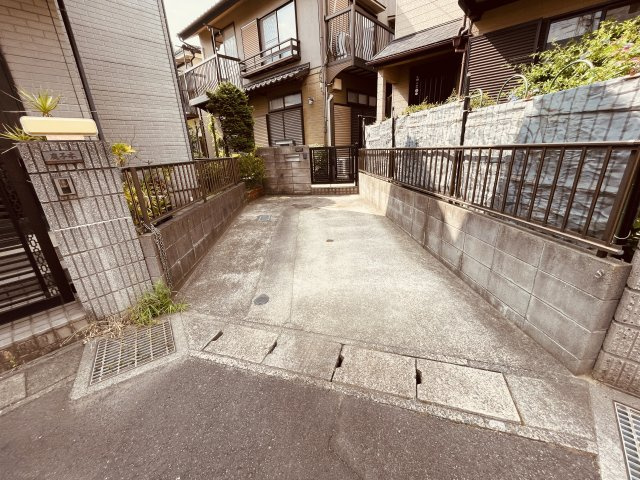 西馬橋1-22-51　中古戸建の駐車場