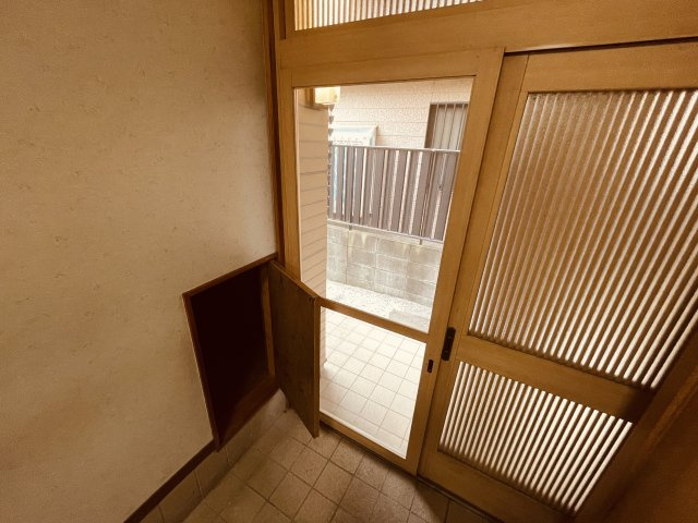 西馬橋1-22-51　中古戸建の玄関|網戸付き玄関と階段下収納