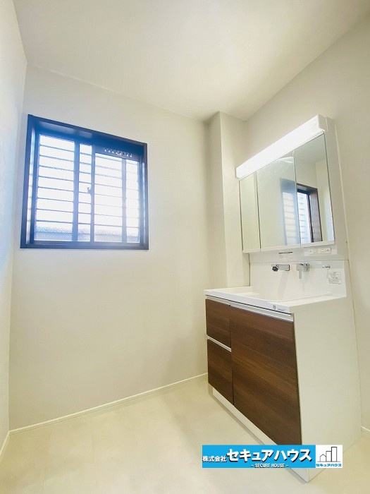 【中古戸建】東海市加木屋町鎌吉良根の洗面所|■洗面台・洗面所
収納スペースもバッチリなこちらの洗面台。忙しい朝の時間にお役立ち！化粧品やヘアケア用品など細かな物も鏡の裏に見えない収納可能です♪