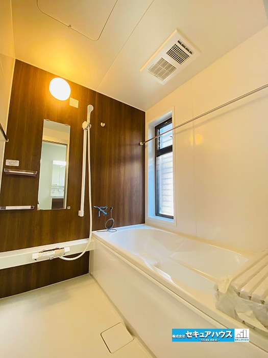 【中古戸建】東海市加木屋町鎌吉良根の浴室|■バスルーム
快適な使い心地とゆとりある空間が1日の疲れを解きほぐすバスルーム。空間も浴槽もゆったりのびのび使えるゆとり設計。広く感じるゆとり設計で快適なリラックスタイムを過ごせます。