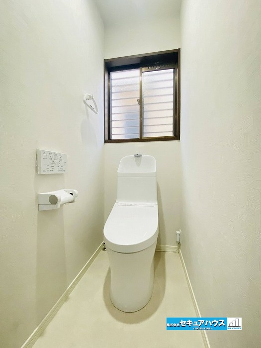 【中古戸建】東海市加木屋町鎌吉良根のトイレ|■トイレ
お掃除しやすい素材と機能にこだわった、シャープなフォルムのトイレはいつまでもキレイが続きます。少ない水量で洗浄できる、環境にもお財布にもやさしいエコなトイレです。
