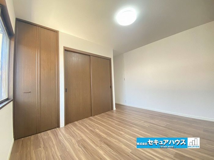 【中古戸建】東海市加木屋町鎌吉良根の洋室|■洋室1
お部屋のレイアウトがシンプルなお部屋の為アレンジしやすいのも魅力の1つです。
