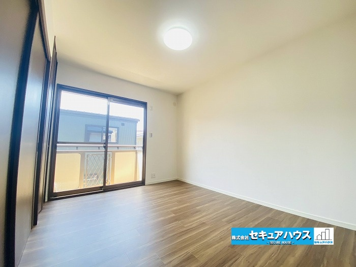 【中古戸建】東海市加木屋町鎌吉良根の洋室|■洋室2
大きな窓からは快適な光を取り入れ、通気性能を上げる事で居心地の良い空間を演出します。多くの時間を過ごす住まいだからこそ、いつも快適な場所であるように考えられた居室です。