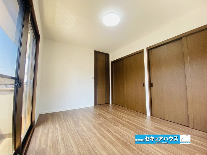 【中古戸建】東海市加木屋町鎌吉良根の洋室|■洋室3
家族一人ひとりのプライベートな空間。趣味に合わせて使って頂けるようシンプルに仕上げてあります。暮らし心地を大きく左右する収納を、適材適所に配置し使い勝手を考慮しました。