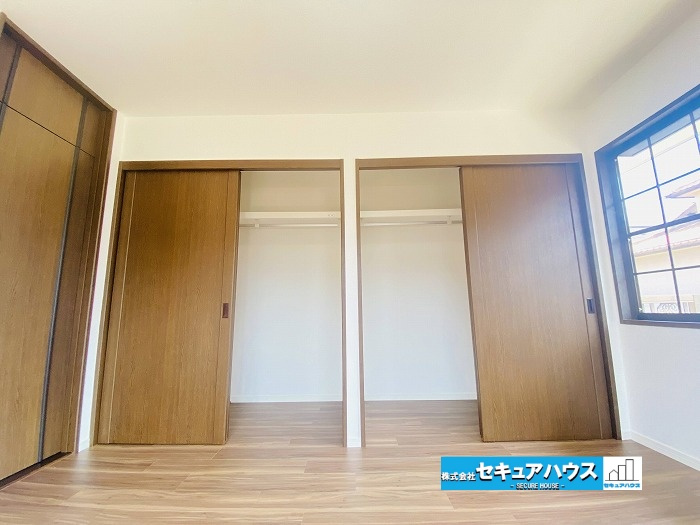 【中古戸建】東海市加木屋町鎌吉良根の収納|■クローゼット
お洋服を沢山収納でき、上棚部分にもカバンや帽子等沢山収納できます◎