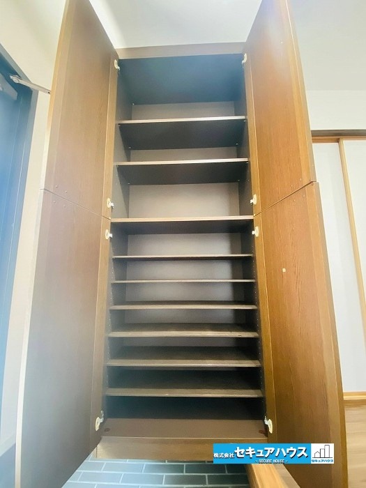 【中古戸建】東海市加木屋町鎌吉良根の玄関|■玄関
靴箱にはたくさんの収納ができます♪