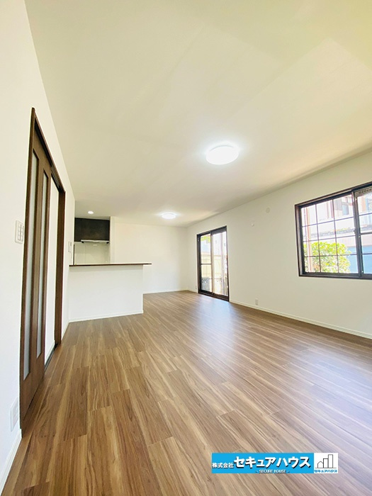 【中古戸建】東海市加木屋町鎌吉良根の居間・リビング|■約19帖のLDK　　
通学から帰宅し、リビングルームで会話を楽しむ子ども達。リビングから臨む景色は太陽色に染まり、解放感溢れゆったりとしたひと時を過ごすことが出来る素敵な空間です。