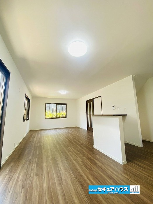 【中古戸建】東海市加木屋町鎌吉良根の居間・リビング|■約19帖のLDK　（別角度撮影）
■株式会社　セキュアハウス■
住宅ローンに強く、知識、経験豊富なスタッフ在籍
お客様に寄り添い、ご成約後もサポート致します。