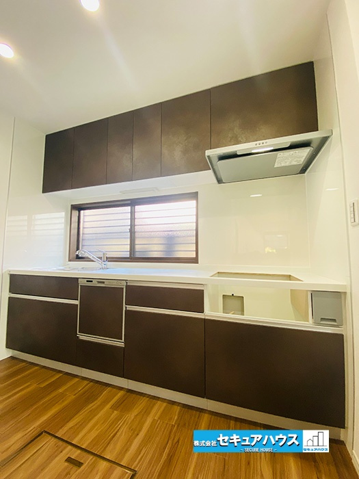 【中古戸建】東海市加木屋町鎌吉良根のキッチン|■キッチンスペース
ご家族みんなで調理ができる位のスペースを実現したキッチン空間となっております。食洗器付きの物件です♪