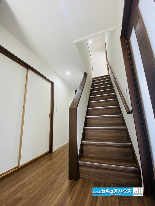 【中古戸建】東海市加木屋町鎌吉良根のその他|■階段
手すり付きの階段です♪