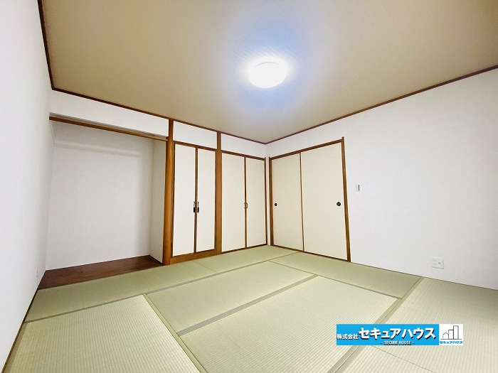 【中古戸建】東海市加木屋町鎌吉良根の和室|■約8帖の和室（１F）
来客時には客間として利用できます。
１Fにあるため将来上り下り不要のお部屋として活躍します♪