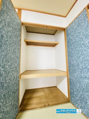 【中古戸建】東海市加木屋町鎌吉良根のその他|■約8帖の和室（収納）
収納が沢山あるため来客布団等収納可能です♪