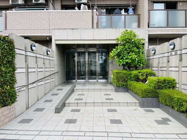 レクセルマンション秋川のエントランス