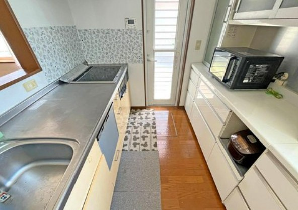 【中古】坂戸市中小坂中古住宅のキッチン|対面式のシステムキッチンでお料理をしながらリビングを見渡せます！