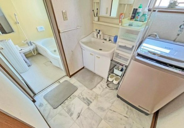 【中古】坂戸市中小坂中古住宅の独立洗面台|朝の身支度に欠かせない洗面台です！