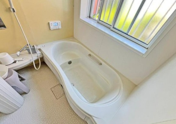 【中古】坂戸市中小坂中古住宅の浴室|足の伸ばせるバスタブでリラックスタイムを過ごしましょう！