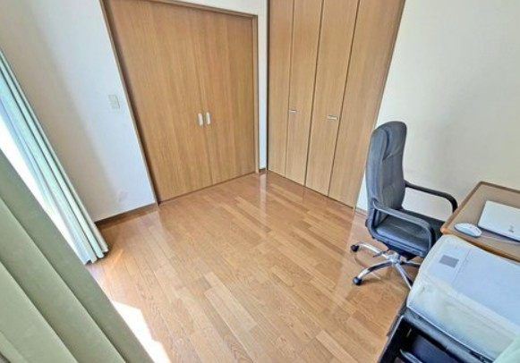 【中古】坂戸市中小坂中古住宅の洋室|1F 5.2帖洋室です！リビングと続き間で使いやすいです☆