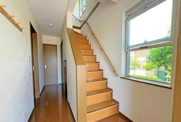 【中古】坂戸市中小坂中古住宅の内装|手すり付き階段