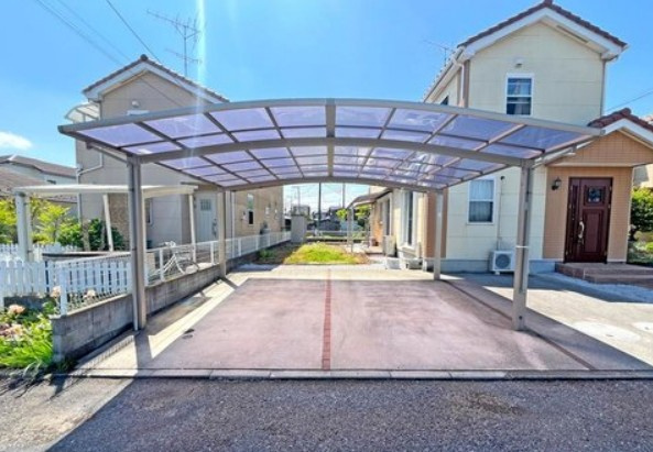 【中古】坂戸市中小坂中古住宅の駐車場|カーポート２台分☆屋根付きは雨の日も安心♪