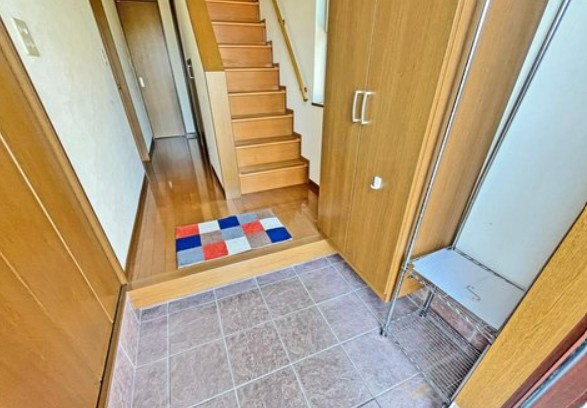 【中古】坂戸市中小坂中古住宅の玄関|毎日通る明るい玄関ホールです！