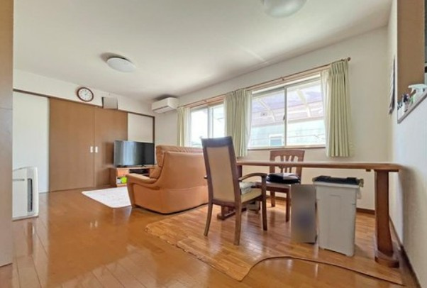 【中古】坂戸市中小坂中古住宅の居間・リビング|17帖の明るいLDKです！