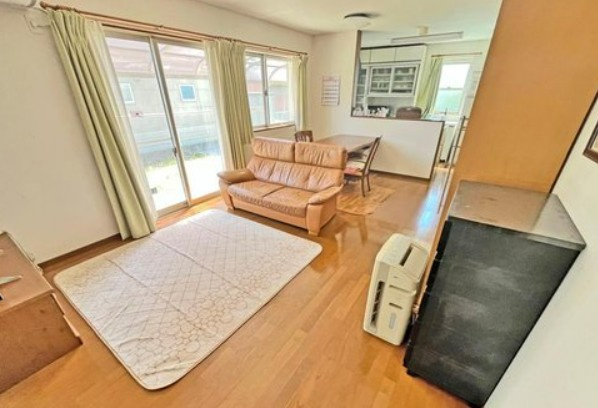 【中古】坂戸市中小坂中古住宅の居間・リビング|窓も多く採光・採風しっかりとれています！