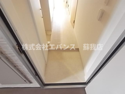 【玄関】 | リブリ・ル・シャドール | 玄関スペースも白を基調とした物件となります。