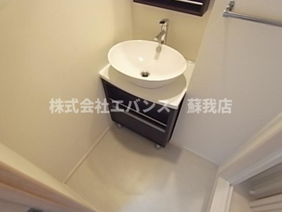 【洗面所】 | リブリ・ル・シャドール | デザイン型の独立洗面台となります。