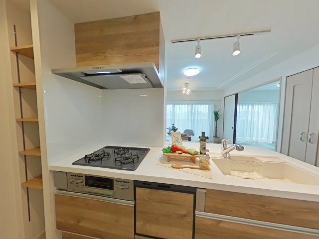 アルファステイツ岡山上中野のキッチン|木目を基調としたキッチン。対面式キッチンで家事効率も上がります♪