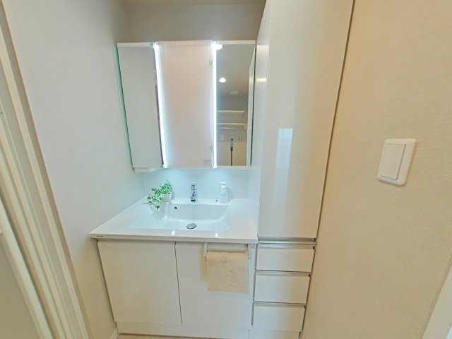 アルファステイツ岡山上中野の独立洗面台|明るく清潔感のある洗面台は収納力にも優れています！
